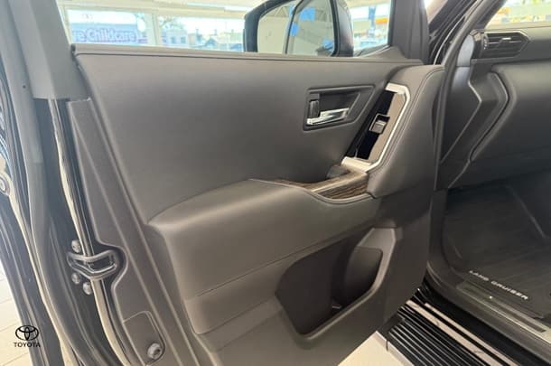 2022 Toyota Landcruiser VX image 16