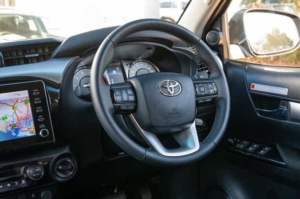 2024 TOYOTA Hilux 4x4 SR5 image 10