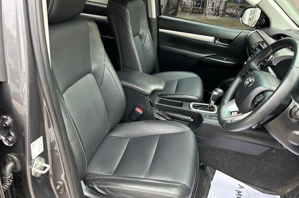 2022 Toyota Hilux 4x4 SR5 image 35