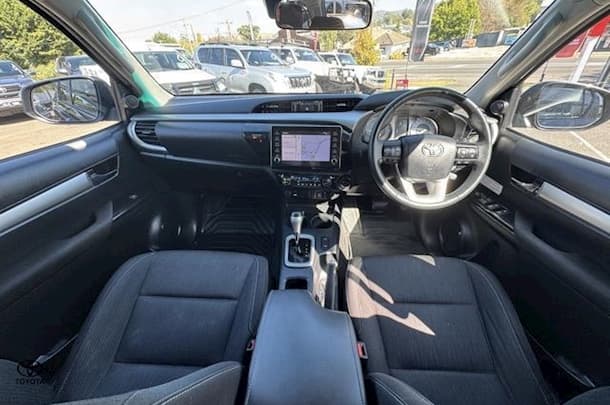 2022 Toyota Hilux SR5 image 15