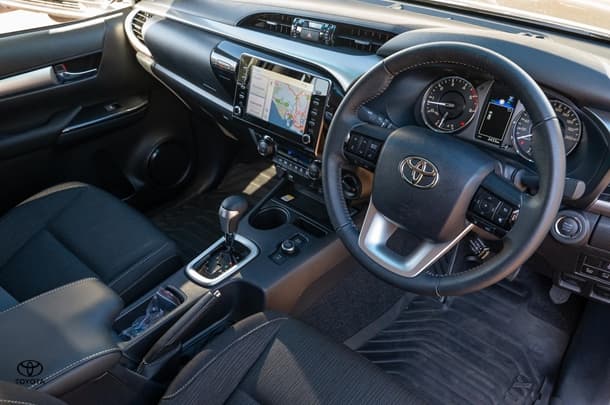 2024 TOYOTA Hilux 4x4 SR5 image 7