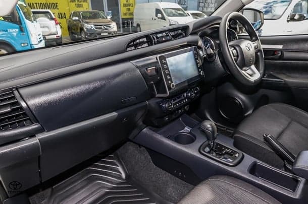 2024 Toyota HILUX SR image 8