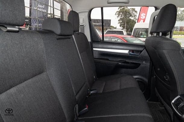 2018 Toyota Hilux 4x4 SR5 image 9