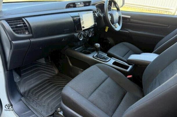 2022 Toyota HILUX SR image 13