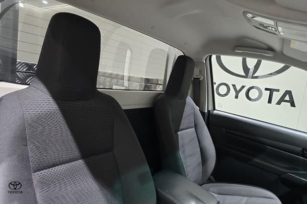 2023 Toyota Hilux SR image 29