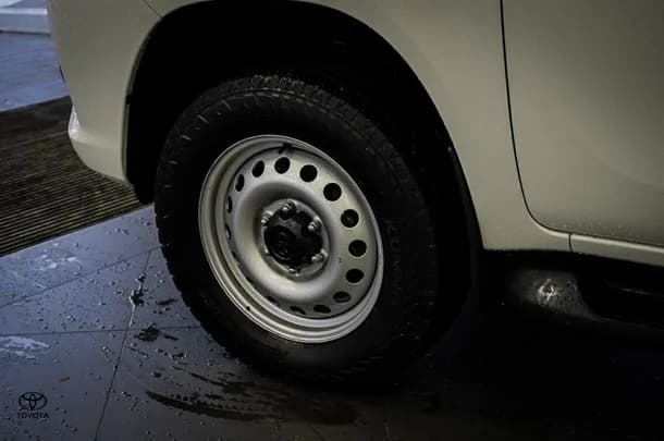 2019 Toyota Hilux 4x4 SR image 5