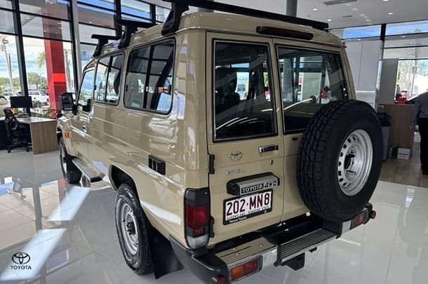 2023 Toyota LC Military GXL image 6