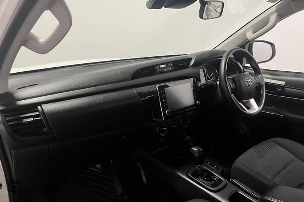 2024 Toyota Hilux SR image 15