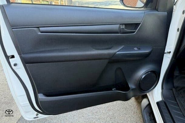 2022 Toyota HILUX SR image 12