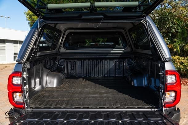 2024 TOYOTA Hilux 4x4 SR5 image 28