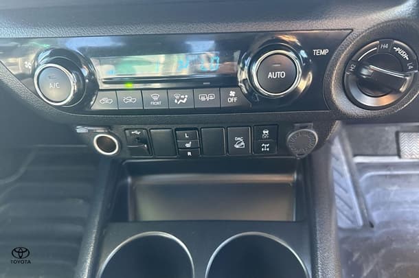 2020 Toyota Hilux SR5 image 19