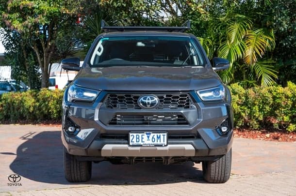 2024 TOYOTA Hilux 4x4 SR5 image 4