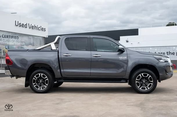 2023 Toyota Hilux 4x4 SR5 image 3