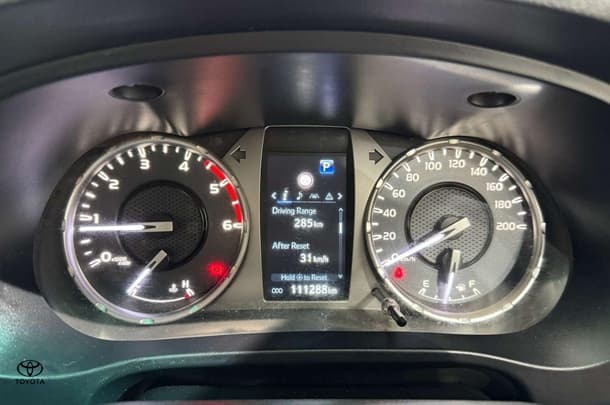 2022 Toyota Hilux SR image 14