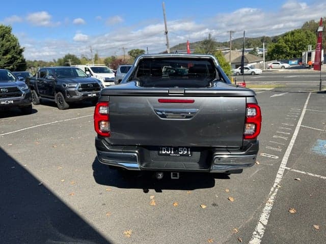 2023 Toyota Hilux SR5 image 6