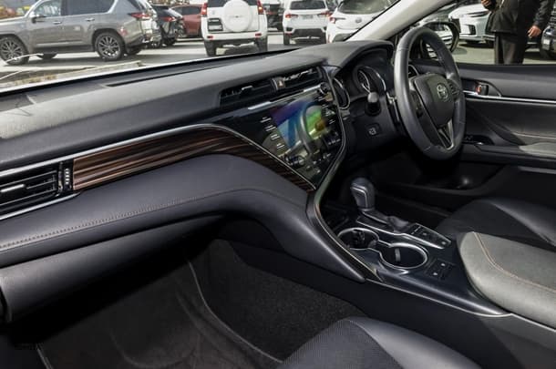 2018 Toyota CAMRY SL image 8