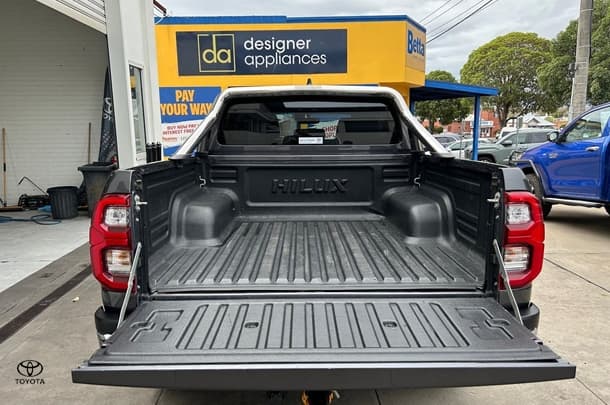 2022 Toyota Hilux 4x4 SR5 image 12