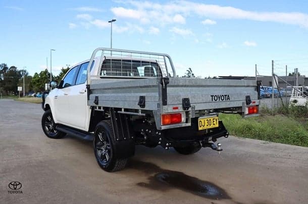 2023 Toyota Hilux 4x4 SR image 4