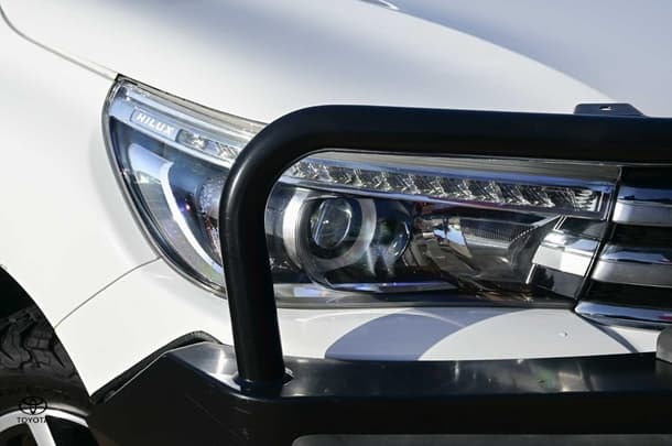 2017 Toyota HILUX SR5 image 12
