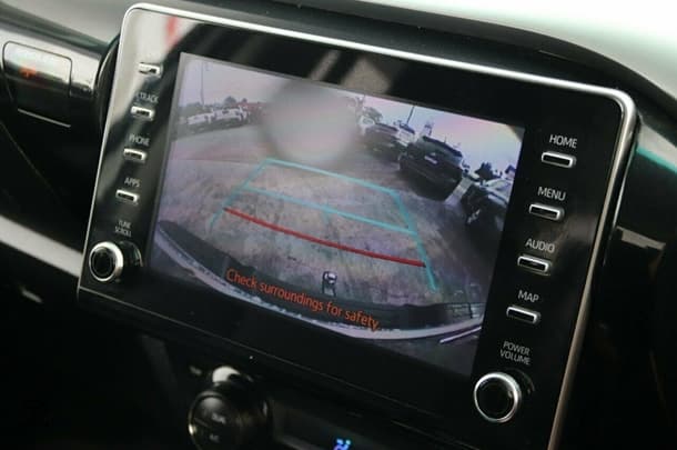2022 Toyota Hilux 4x4 SR5 image 12