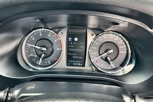 2020 Toyota Hilux SR5 image 14