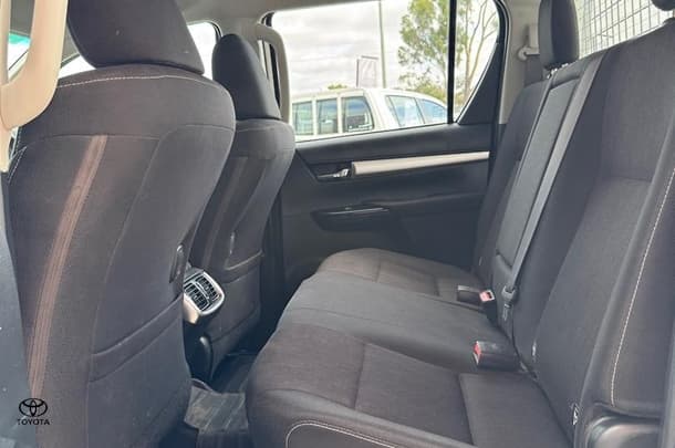 2020 Toyota Hilux SR5 image 15