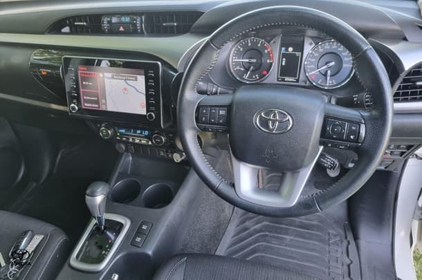2020 Toyota Hilux 4x4 SR5 image 20