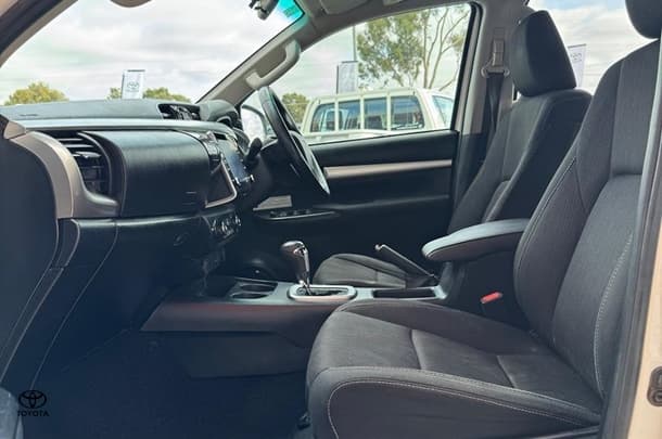 2020 Toyota Hilux SR5 image 12