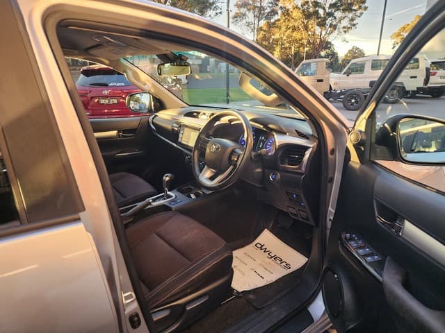 2020 Toyota Hilux 4x4 SR5 image 7
