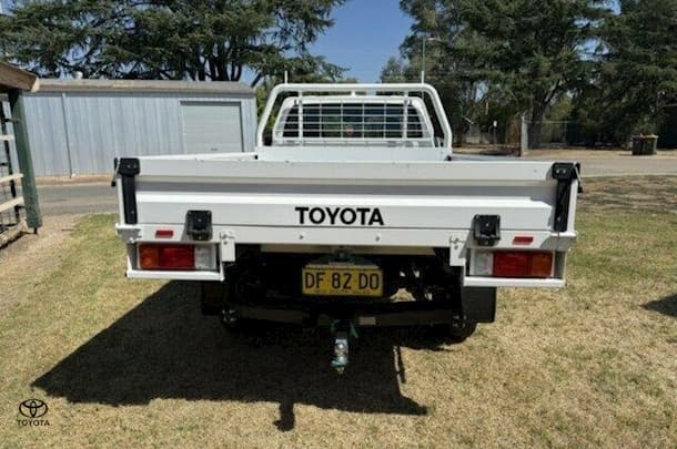 2022 Toyota HILUX SR image 6