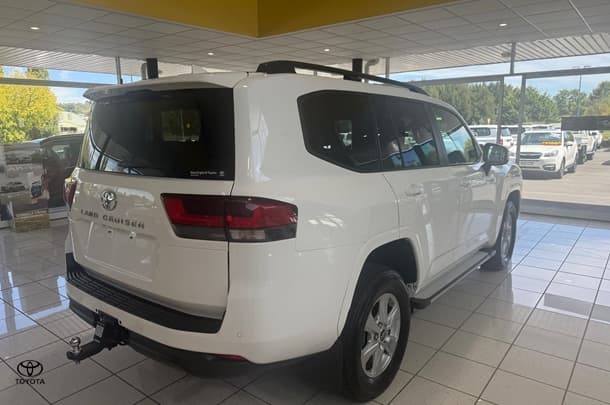 2023 Toyota Landcruiser GXL image 7