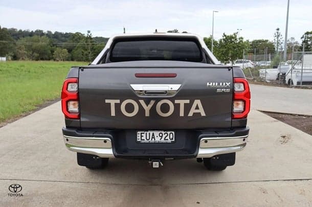 2022 Toyota Hilux 4x4 SR5 image 5