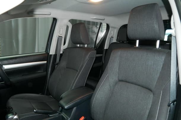 2024 Toyota Hilux 4x4 SR5 image 20