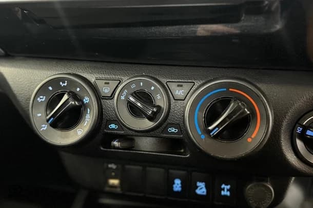 2020 Toyota Hilux SR image 26