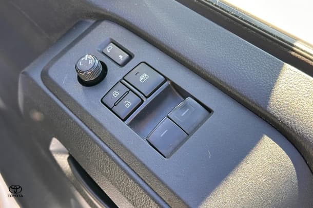2021 Toyota HiAce LWB image 19