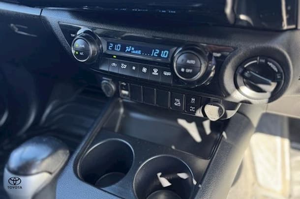 2022 Toyota Hilux SR5 image 13