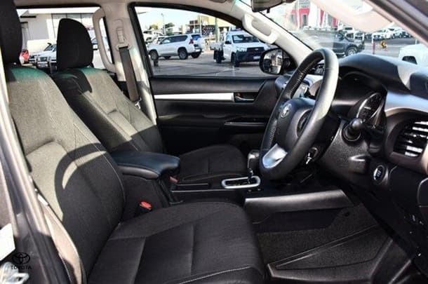 2020 Toyota Hilux SR5 image 9