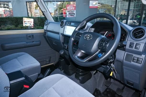 2025 TOYOTA LC Military GXL image 7