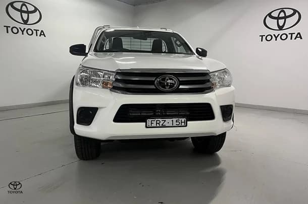 2024 Toyota Hilux SR image 2