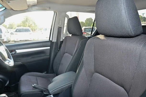 2017 Toyota HILUX SR5 image 11