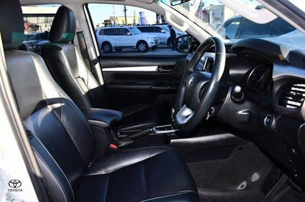 2018 Toyota Hilux SR5 image 9