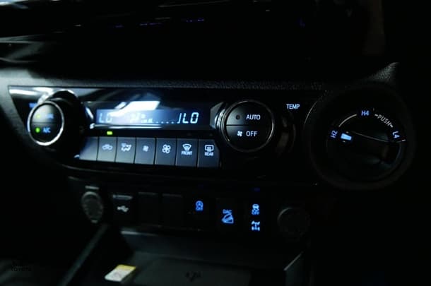 2024 Toyota Hilux 4x4 SR5 image 14