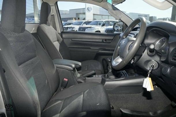 2017 Toyota HILUX SR image 8
