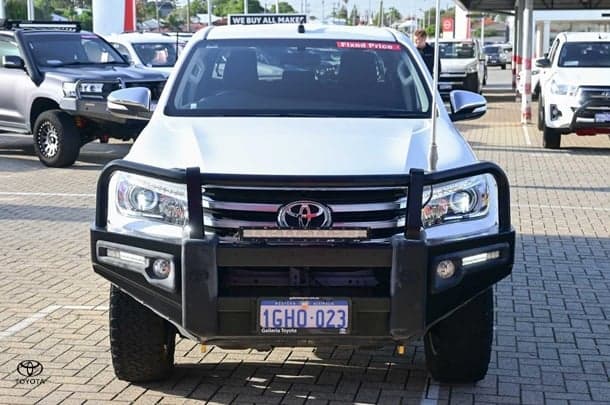 2017 Toyota HILUX SR5 image 4