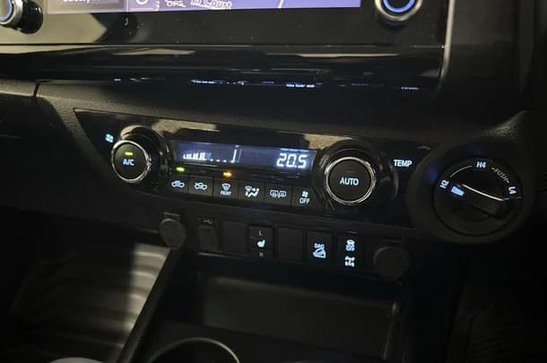2021 Toyota Hilux SR5 image 25