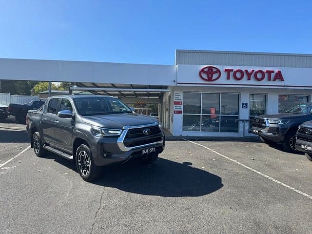 2023 Toyota Hilux SR5