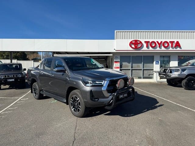 2023 Toyota Hilux SR5